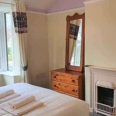 5 Bed, 2 Bath Home + Terrace, Garden & Parking スウィンドン エクステリア 写真