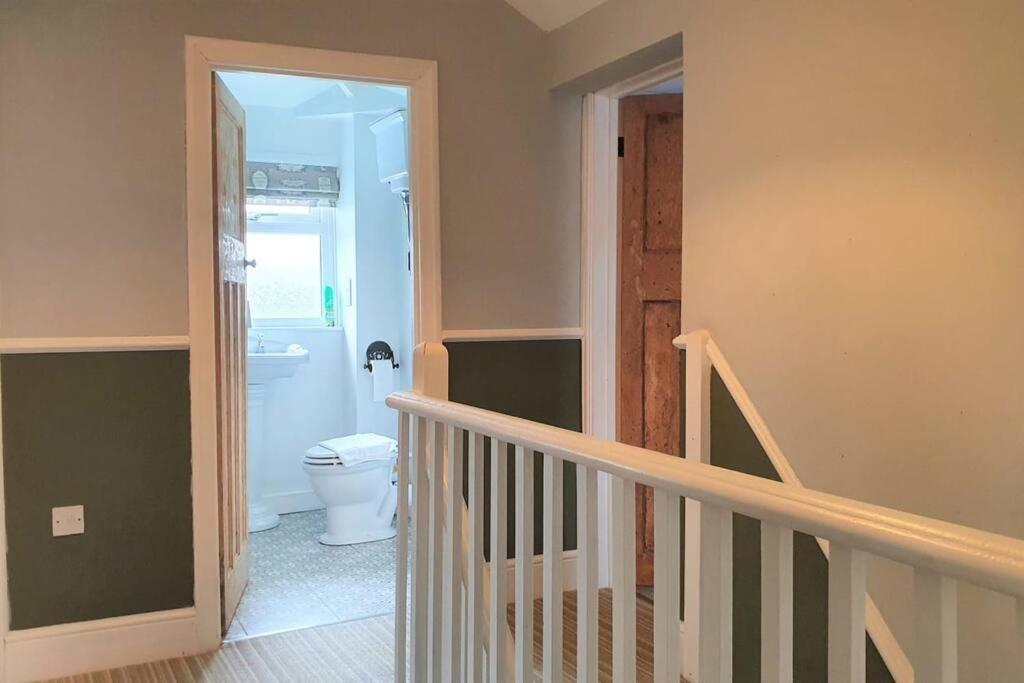 5 Bed, 2 Bath Home + Terrace, Garden & Parking スウィンドン エクステリア 写真