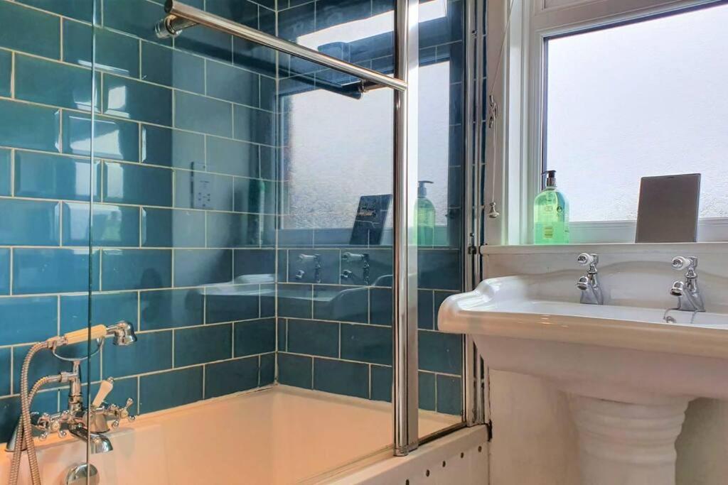 5 Bed, 2 Bath Home + Terrace, Garden & Parking スウィンドン エクステリア 写真